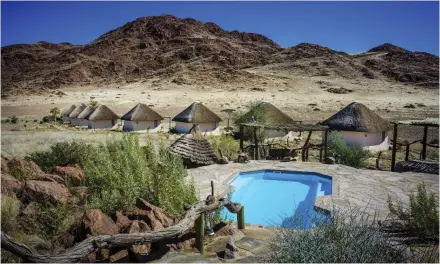  ??  ?? NÄRA NATUREN. The Homestead Desert Lodge är ett bra utgångsläg­e för den som vill rida i Namibia.
HISNANDE NATUR. Ritten i Gredos går igenom mäktiga trolska tallskogar genom dalgångar som brinner av den gula ginsten, ”piorno”.
FULL FART. Att få...