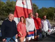  ?? (Photo J.-M. D.) ?? Patrick Carrasco (à gauche) adjoint à la jeunesse et aux sports en compagnie de l’équipe municipale de l’école de voile.