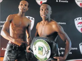  ?? Picture: MICHAEL PINYANA ?? YEARNING FOR THE BELT: SA mini-flyweight champion Siphamandl­a Baleni, right, will defend his SA mini-flyweight title against Bangile Nyangani in the Mandela Boxing Day event at the East London ICC on Friday