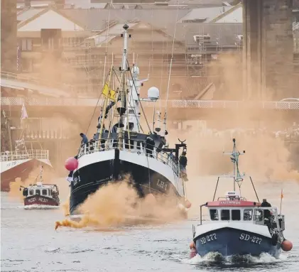  ??  ?? 0 An armada of Leave-supporting fishermen sail up the Tyne to make their feelings known