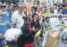  ??  ?? La protesta de niños ayer frente al JPMorgan./CORTESIA.