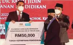  ?? ?? DR Adi (tengah) dipilih sebagai Tokoh Kepimpinan Pendidikan Kebangsaan 2022.