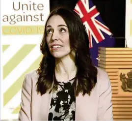  ??  ?? Jacinda Ardern gab ein Live-interview, als die Erde anfing zu beben.
AP