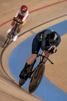  ?? ?? Left: New Zealand's Anna Taylor overtakes China's Jianping Rian at the Izu Velodrome during the Tokyo 2020 Paralympic Games.