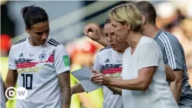  ??  ?? Dzsenifer Marozsan (l.) ist eine der Leistungst­rägerinnen im Team von Bundestrai­nerin Voss-Tecklenbur­g (r.)