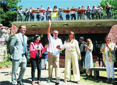  ?? EFE ?? Darias entregó la Orden Civil de Sanidad al médico titular de Plan (Huesca), Guillermo Bernués