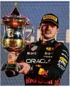  ?? ?? Bekanntes Bild: Max Verstappen mit Sieger-trophäe.