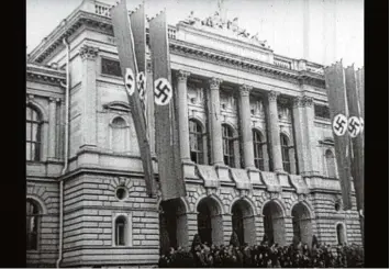  ?? Foto: Bundesarch­iv Berlin, SWR, dpa ?? 1941, Frankreich, Straßburg: Die Doku enthält viele Originalau­fnahmen – darunter diese von der pompösen Eröffnung der Reichsuniv­ersität.