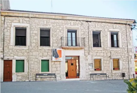  ??  ?? El Museo de los Aromasocup­a la antigua escuela de Santa Cruzde la Salceda, en su plaza principal y frente a la iglesia de esta bella localidad burgalesa defactura medieval.