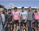  ??  ?? Paolo Bettini et Maurizio Fondriest avec Jean-Marc Angelotti, président du club cycliste CESR 20 de Bastia (2e en partant de la droite). Stefano Allocchio (3e en partant de la gauche), ancien vainqueur d’étapes sur le Giro, prenait part lui aussi à la...