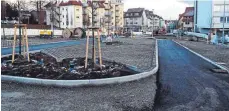  ?? FOTO: RIESTERER ?? Die Asphaltarb­eiten sind in den letzten Zügen: In dieser Woche sollen die ersten Autos auf dem Parkplatz „Auf der Lehr“stehen.