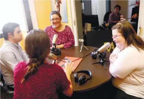  ??  ?? Tomás Oliveira (à esquerda), Inês Lopes e Ana Teresa Dias, com a atriz Mariana Monteiro, no estúdio da rádio