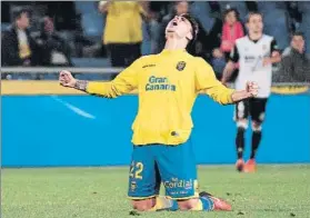  ?? FOTO: EFE ?? Ximo Navarro celebra la importante victoria de Las Palmas frente al Valencia