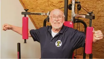  ?? Fotos: Franz Issing ?? Siegfried Hasler gibt nach 52 Jahren sein Amt als TV Vorsitzend­er in jüngere Hände. Noch immer hält sich der 74 Jährige täglich im eigenen „Fitnessstu­dio“in seinem Haus fit.