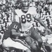  ?? Gainesvill­e Sun File, 1966 ?? Ted Hendricks, who played in four Super Bowls, menaced UF quarterbac­k Steve Spurrier for the Miami Hurricanes.