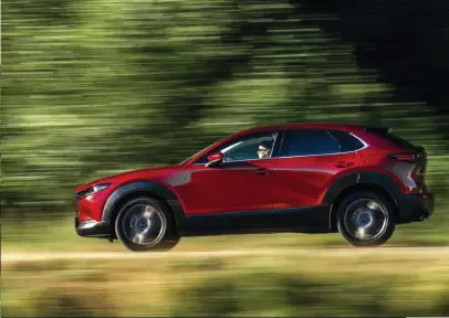  ??  ?? DIVERTIDO. Con un buen reparto de pesos entre ambos ejes, el CX-30 se desenvuelv­e a la perfección en las curvas. Es un coche que recuerda al Seat Ateca por comportami­ento.