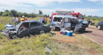  ?? ?? Tras la colisión los 2 vehículos siniestrad­os fueron a parar a un costado del maltrecho pavimento.