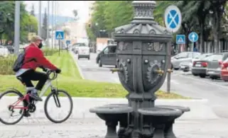  ??  ?? CANALETAS. Córdoba tiene en la avenida de Barcelona una fuente similar a la de Canaletas de la mítica Rambla de la Ciudad Condal.