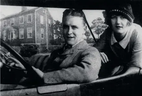  ??  ?? Francis Scott Fitzgerald con la moglie Zelda Sayre (foto Ansa)