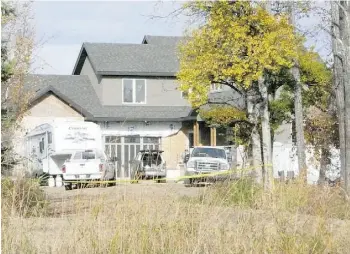  ?? EDMONTON JOURNAL/FILES ?? RCMP officers walk between their vehicles and the Cote home in Parkland County on Oct. 13, 2011, the day carpenter Mike Cote found the body of his wife Jolene outside the house.