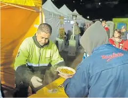  ??  ?? Operativo. En el Parque Rivadavia ofrecen comida caliente.