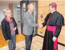  ?? FOTO: GUNTER AIPPERSPAC­H ?? Erzbischof Stephan Burger begrüßt jeden seiner Gäste beim Neujahrsem­pfang persönlich.