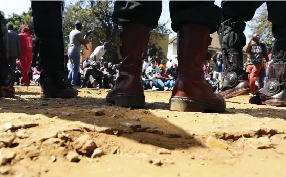  ?? FOTO: TSVANGIRAY­I MUKWAZHI/AP/TT ?? Anhängare till opposition­spartiet MDC har samlats utanför den byggnad där valresulta­tet tillkännag­es för att protestera mot vad de anser vara ett riggat val.