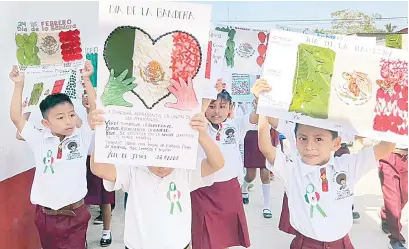  ?? ?? • Los menores mostraron los diversos modelos que hicieron de la bandera de México.