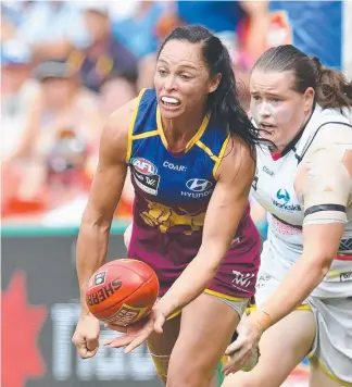  ?? Picture: AAP IMAGE ?? Leah Kaslar beats Adelaide’s Sarah Perkins to the ball in the AFLW grand final.
