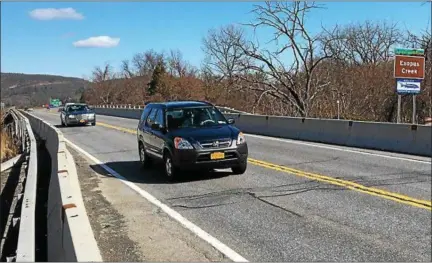  ?? TANIA BARRICKLO — DAILY FREEMAN ?? Vehicles drive on the Route 209 bridge over the Esopus Creek, near the border of the towns of Hurley and Ulster, on Tuesday.