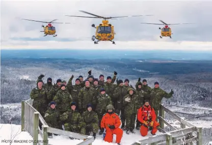  ?? PHOTO : IMAGERIE CPLC BRUNET ?? Les membres de l’Escadron 439 sont réunis dans le secteur des Monts- Valin pour une photo de groupe soulignant la disponibil­ité opérationn­elle de l’ensemble de leurs appareils et de leurs équipages.