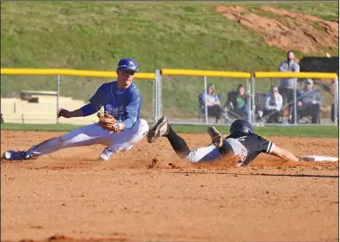  ?? Siandhara Bonnet/News-Times ?? Back to the bag: Smackover's Dawson Biggers tries to elude the tag of Parkers Chapel shortstop Trace Shoup during their contest at Robert McKinnon Park Friday. The Bucks downed the Trojans 3-2 in nine innings.