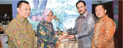  ?? ANDRIANSYA­H POETRA/JAWA POS ?? SINERGI: Dari kiri, Direktur Utama PT PP Properti Tbk Taufik Hidayat, Wali Kota Tri Rismaharin­i, Managing Director Budget Petroleum Zahid Bashir, dan Direktur Utama PT Arvada Investama Nanang Supriadi dalam kunjungan ke rumah dinas wali kota kemarin (6/7).