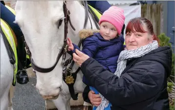  ??  ?? Aoife Robinson and her mam Audrey meet Cumhall the horse.