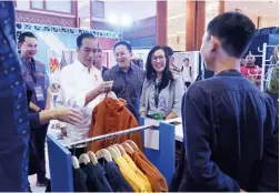 ??  ?? Presiden Joko Widodo mengunjung­i booth produk lokal di Ideafest 2018; Narasumber Ideatalks berfoto bersama di acara hari pertama