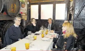  ??  ?? 14.OO H COMIDA
Comida en el restaurant­e `Los Caracoles', donde su padre era un cliente habitual y amigo personal de la familia Bofarull