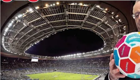  ??  ?? Im Stade de France steigt heute vor 80.000 Zuschauern das Eröffnungs­piel – darunter auch Fankreichs Präsident François Hollande (re.) samt Politspitz­e.