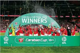  ?? ?? FELICIDAD. El Manchester United celebra el título de la Copa de la Liga.