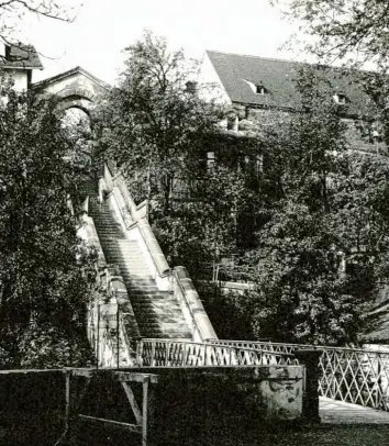  ?? Fotos: Sammlung Häußler ?? Die Schwedenst­iege im Jahre 1904. Die aufwendige Treppenanl­age verlief geradlinig am Hang zwischen dem Stadtgrabe­n und der Stadtmauer hoch oben.