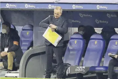  ?? ÁNGEL DE CASTRO ?? Juan Ignacio Martínez mira su reloj durante el partido contra la Ponferradi­na.