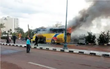  ??  ?? L’autobus transporta­nt des Sud-Coréens a explosé alors qu’il s’apprêtait à traverser le passage frontalier de Taba, pour entrer en Israël.