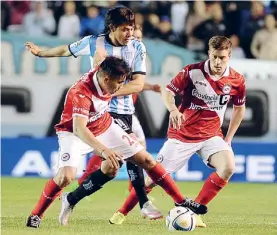  ?? FOTOBAIRES ?? Rodeado. El paraguayo Oscar Romero pelea la pelota.