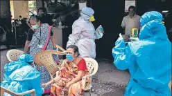  ?? PRATIK CHORGE/HT PHOTO ?? Health officials screen a resident of Dharavi on Sunday.