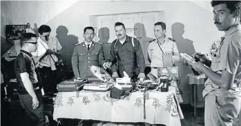  ??  ?? Conferenci­a de prensa. El ejército boliviano reivindica la cacería del Che Guevara.