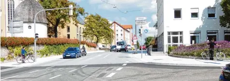  ?? Foto: Elmar Knöchel ?? Die Einfahrt am Kirchplatz in die neue Hochstraße von Bobingen wirkt heller. Das liegt auch am anderen Belag. Passanten fällt aber noch mehr auf.