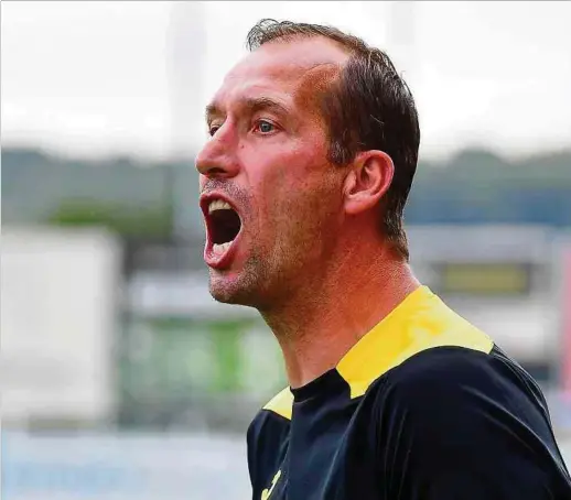  ?? Fotos: Serge Waldbillig ?? Trainer Jeff Strasser steht seit dieser Saison beim FC Progrès an der Seitenlini­e.
