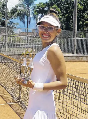  ?? Cortesía ?? La barranquil­lera María Alejandra Guerra con el trofeo de campeona nacional.