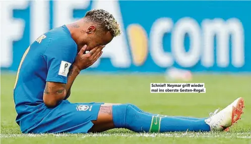  ??  ?? Schnief! Neymar grif wieder mal ins oberste Gesten-Regal.