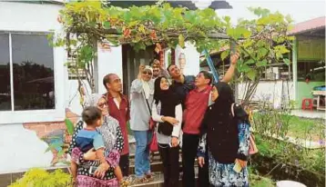  ??  ?? ORANG ramai bergambar kenangan berlatarbe­lakangkan pokok anggur di rumah Abd Malik Derapau di Kampung Paya Rumput.