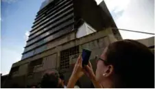  ?? FOTO: FERNANDO LLANO, AP ?? SEBIN: Manuela Bolivar fra partiet Primero Justicia tar bilder hovedkvart­eret til Sebin der en lokalpolit­iker falt fra ellevte etasje.